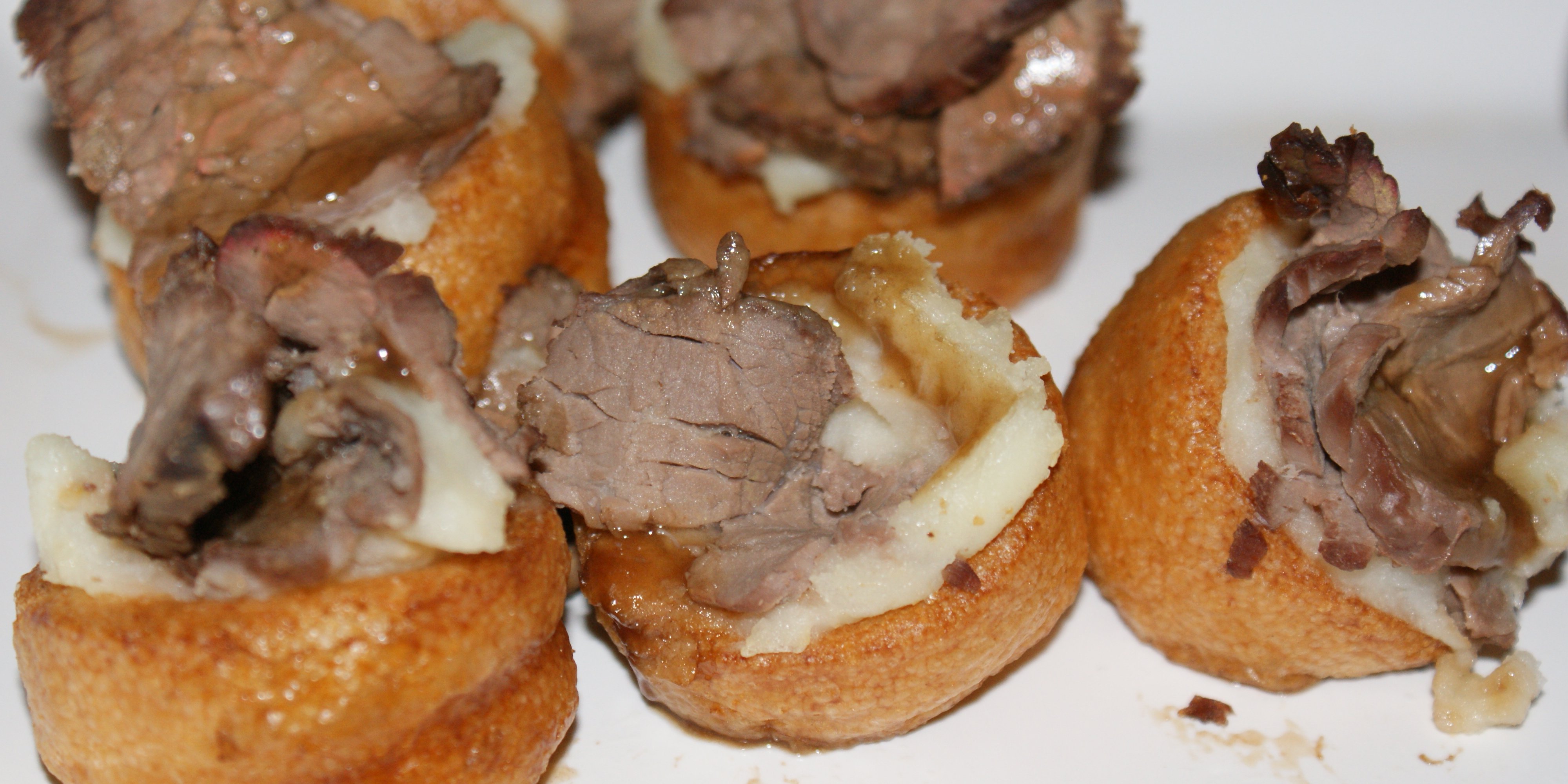 Mini yorkshire puddings with rare roast beef & horseraddish mash
	 Finger Food for the epicure